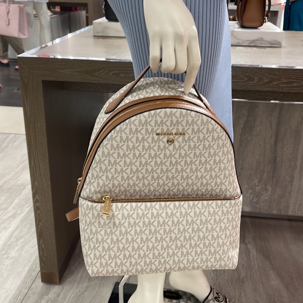Michael Kors Womens Valerie Medium Logo Backpack 30F2G9VB2B-149 (Vanilla)
NWT - Picture 5 of 16